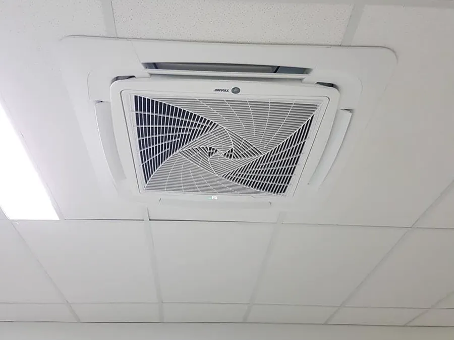 Ar-condicionado cassete de 4 vias embutido no forro, instalado pela MG Climatização