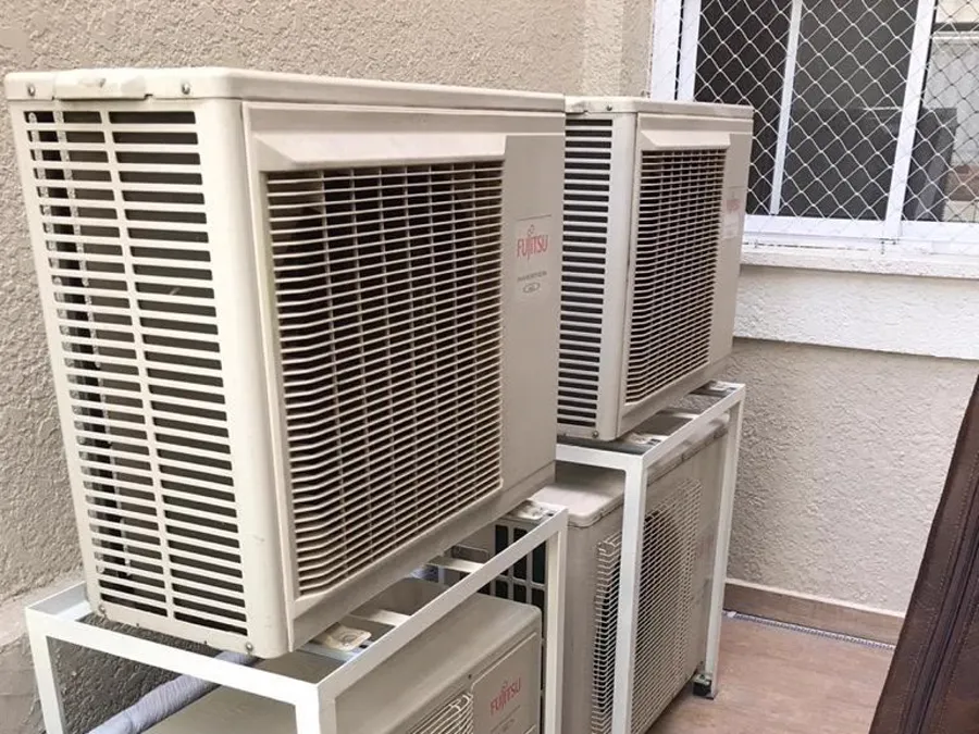Infraestrutura de ar-condicionado em varanda, serviço da MG Climatização