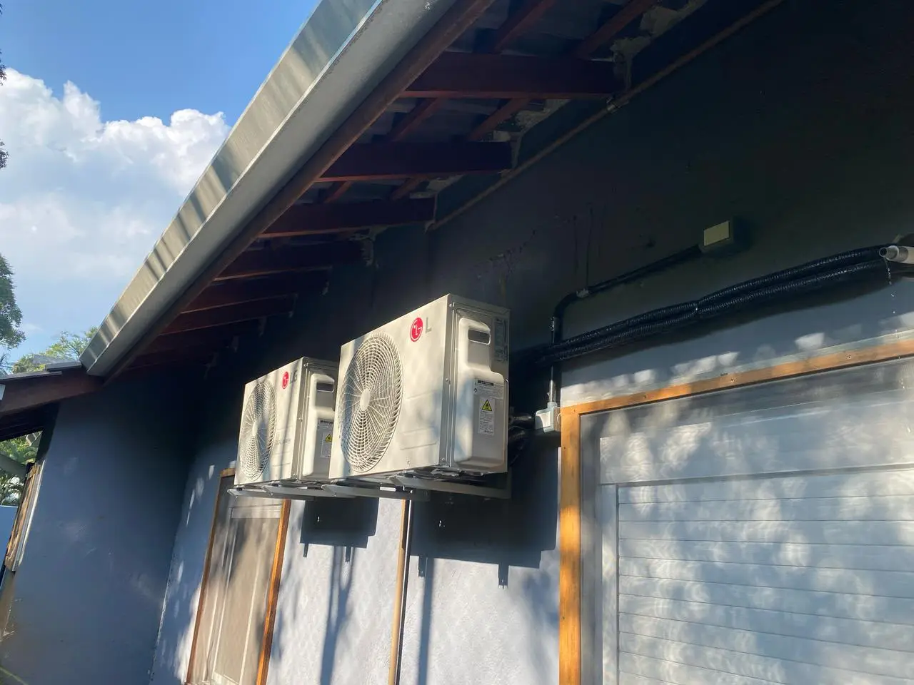 Duas condensadoras LG instaladas pela MG Climatização na fachada de uma casa