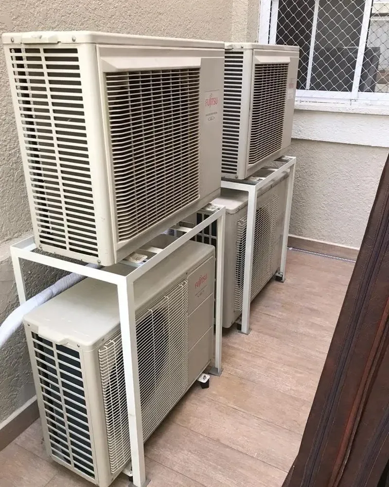 Condensadoras empilhadas em área técnica, instalação da MG Climatização